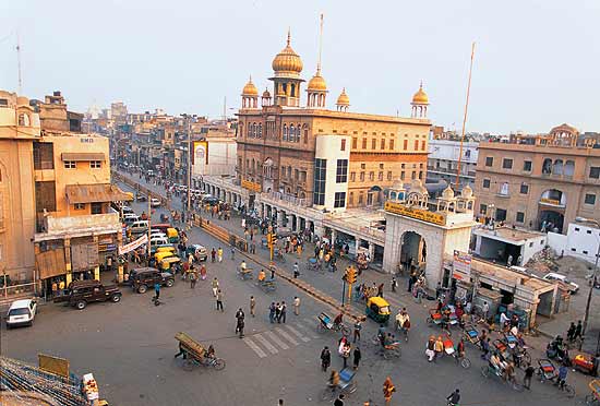 Shop at Chandi Chowk Market in Delhi and save time